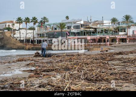 Flotsam échoua sur la plage de la station balnéaire populaire de Javea, principalement à cause des inondations dans la province de Valence Banque D'Images