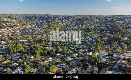 Vue aérienne de Javea montre un nombre infini de maisons et villas et un fort étalement urbain du paysage sur la Costa Blanca Banque D'Images