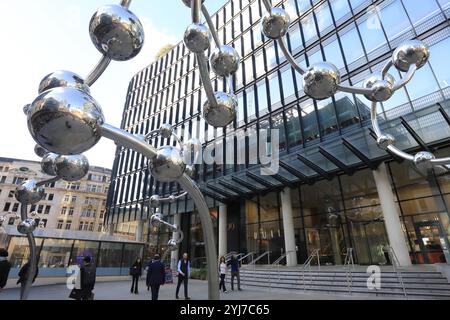 Balls-on-String sculpture - « Infinite accumulation » par l'artiste japonais Yahoi Kusama, par la station Liverpool Street, Elizabeth Line Entrance, Londres, Royaume-Uni Banque D'Images