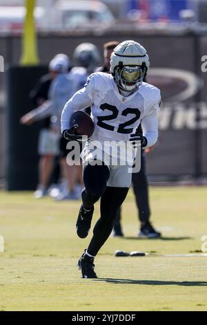 Henderson, NV USA ; Las Vegas Raiders Running Back Alexander Mattison (22 ans) court avec un ballon de football lors de l'entraînement pour le mercredi 13 novembre 2024 à InterMountain Health performance Center. (Kim Hukari/image du sport) Banque D'Images