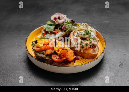 Assortiment de sandwichs gastronomiques ouverts avec garnitures fraîches et fleurs comestibles pour une ambiance vibrante Banque D'Images