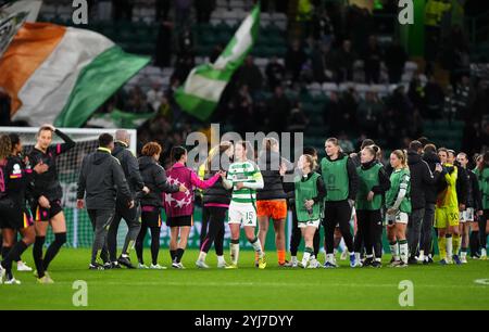 Les joueuses du Celtic et de Chelsea se serrent la main après le coup de sifflet final après le match de l'UEFA Women's Champions League, groupe B au Celtic Park, Glasgow. Date de la photo : mercredi 13 novembre 2024. Banque D'Images