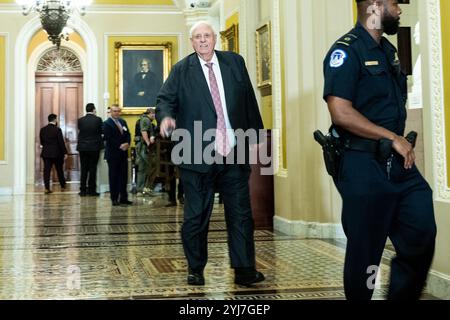 Washington, États-Unis. 13 novembre 2024. Jim Justice, sénateur élu des États-Unis, se rendant à une réunion où les sénateurs républicains éliront un nouveau dirigeant, au Capitole des États-Unis à Washington, DC. Crédit : SOPA images Limited/Alamy Live News Banque D'Images