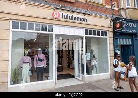 Lululemon activewear magasin de sport de vêtements de yoga à 2 Market Hill, Cambridge centre-ville, Angleterre, Royaume-Uni, 2024 Banque D'Images