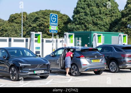 Les véhicules électriques sont chargés à la station de recharge Gridserve à Blyth Moto services dans le Nottinghamshire, Angleterre, Royaume-Uni, 2024 Banque D'Images