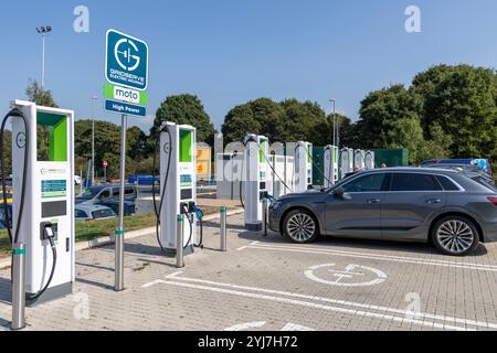 Les véhicules électriques sont chargés à la station de recharge Gridserve à Blyth Moto services dans le Nottinghamshire, Angleterre, Royaume-Uni, 2024 Banque D'Images