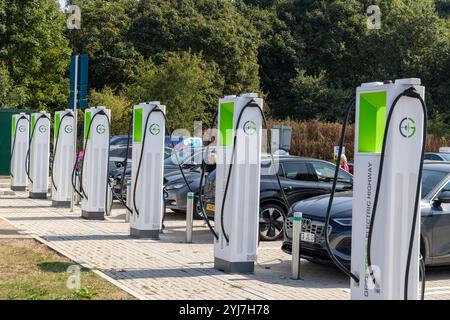 Les véhicules électriques sont chargés à la station de recharge Gridserve à Blyth Moto services dans le Nottinghamshire, Angleterre, Royaume-Uni, 2024 Banque D'Images