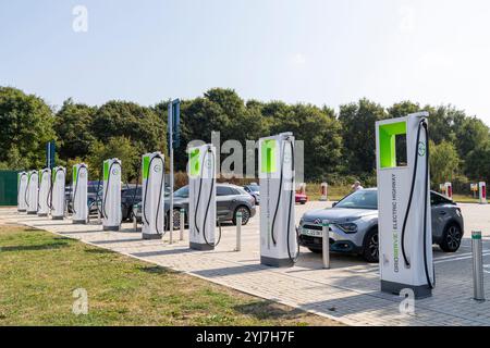 Les véhicules électriques sont chargés à la station de recharge Gridserve à Blyth Moto services dans le Nottinghamshire, Angleterre, Royaume-Uni, 2024 Banque D'Images