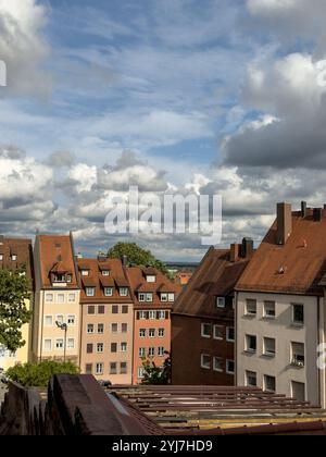 Maisons avec des toits de tuiles rouges dans la vieille ville de Nuremberg à la journée ensoleillée, Allemagne Banque D'Images
