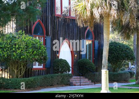 Bluffton, Caroline du Sud, États-Unis - 19 février 2024 : une église unique à l'architecture saisissante est nichée au milieu d'une verdure vibrante, prélassée par le soleil Banque D'Images