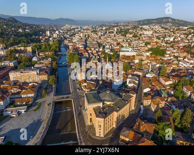 Vue aérienne drone de la ville de Sarajevo. Capitale de la Bosnie-Herzégovine. Bâtiments et rues, vue d'en haut. Banque D'Images