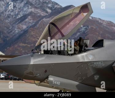 Hill AFB, Utah, États-Unis. 13 novembre 2024. Le Major Melanie 'Mach' Kluesner, pilote de l'équipe de démonstration F-35A, se prépare à rouler avant le décollage pour une démonstration d'entraînement à la Hill Air Force base. L'équipe présente les capacités aériennes uniques du chasseur de cinquième génération de l'Armée de l'Air au public du monde entier, et cette pratique garantit que leurs compétences restent nettes pendant les pauses de la saison. (Crédit image : © Nicholas Rupiper/U.S. Air Force/ZUMA Press Wire) À USAGE ÉDITORIAL EXCLUSIF ! Non destiné à UN USAGE commercial !/Alamy Live News Banque D'Images