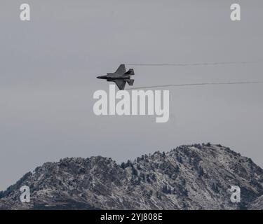 Hill AFB, Utah, États-Unis. 13 novembre 2024. Le Major Melanie 'Mach' Kluesner de l'US Air Force, pilote de l'équipe de démonstration F-35A, effectue des manœuvres aériennes lors d'une démonstration d'entraînement à la Hill Air Force base. L'équipe présente les capacités aériennes uniques du chasseur de cinquième génération de l'Armée de l'Air au public du monde entier, et cette pratique garantit que leurs compétences restent nettes pendant les pauses de la saison. (Crédit image : © Nicholas Rupiper/U.S. Air Force/ZUMA Press Wire) À USAGE ÉDITORIAL EXCLUSIF ! Non destiné à UN USAGE commercial !/Alamy Live News Banque D'Images