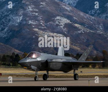 Hill AFB, Utah, États-Unis. 13 novembre 2024. Le Major Melanie 'Mach' Kluesner de l'US Air Force, pilote de l'équipe de démonstration du F-35A, prend un taxi loin de la piste après avoir atterri d'une démonstration d'entraînement à la Hill Air Force base, Utah, 13 novembre 2024. L'équipe présente les capacités aériennes uniques du chasseur de cinquième génération de l'Armée de l'Air au public du monde entier, et cette pratique garantit que leurs compétences restent nettes pendant les pauses de la saison. (Crédit image : © Nicholas Rupiper/U.S. Air Force/ZUMA Press Wire) À USAGE ÉDITORIAL EXCLUSIF ! Non destiné à UN USAGE commercial !/Alamy Live News Banque D'Images