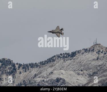 Hill AFB, Utah, États-Unis. 13 novembre 2024. Le Major Melanie 'Mach' Kluesner de l'US Air Force, pilote de l'équipe de démonstration F-35A, effectue des manœuvres aériennes lors d'une démonstration d'entraînement à la Hill Air Force base. L'équipe présente les capacités aériennes uniques du chasseur de cinquième génération de l'Armée de l'Air au public du monde entier, et cette pratique garantit que leurs compétences restent nettes pendant les pauses de la saison. (Crédit image : © Nicholas Rupiper/U.S. Air Force/ZUMA Press Wire) À USAGE ÉDITORIAL EXCLUSIF ! Non destiné à UN USAGE commercial !/Alamy Live News Banque D'Images