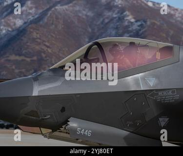 Hill AFB, Utah, États-Unis. 13 novembre 2024. Le Major Melanie 'Mach' Kluesner, pilote de l'équipe de démonstration F-35A, se prépare à rouler avant le décollage pour une démonstration d'entraînement à la Hill Air Force base. L'équipe présente les capacités aériennes uniques du chasseur de cinquième génération de l'Armée de l'Air au public du monde entier, et cette pratique garantit que leurs compétences restent nettes pendant les pauses de la saison. (Crédit image : © Nicholas Rupiper/U.S. Air Force/ZUMA Press Wire) À USAGE ÉDITORIAL EXCLUSIF ! Non destiné à UN USAGE commercial !/Alamy Live News Banque D'Images