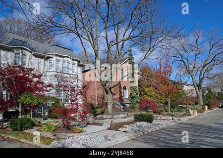 Rue résidentielle de banlieue avec des feuilles colorées en automne Banque D'Images