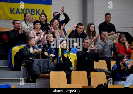 Kiev, Ukraine. 10 novembre 2024. Kiev, Ukraine 10 novembre 2024 fans ukrainiens lors des qualifications FIBA Womens Eurobasket 2025 Centre olympique Ukraine-Serbie-Rimi à Riga, Lettonie (KUBANOV PAVLO UKR/SPP) crédit : SPP Sport Press photo. /Alamy Live News Banque D'Images