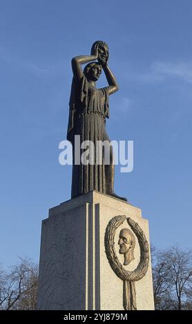 MONUMENTO A JACINTO BENAVENTE (1866-1954) PREMIO NOBEL DE LITERATURA EN 1922 - REALIZADO EN 1962. AUTEUR: VICTORIO MACHO ROGADO. Lieu: RETIRO, EL. MADRID. ESPAGNE. BENAVENTE Y MARTINEZ JACINTO. Banque D'Images