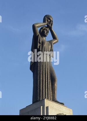 MONUMENTO A JACINTO BENAVENTE (1866-1954) PREMIO NOBEL DE LITERATURA EN 1922 - REALIZADO EN 1962. AUTEUR: VICTORIO MACHO ROGADO. Lieu: RETIRO, EL. MADRID. ESPAGNE. BENAVENTE Y MARTINEZ JACINTO. Banque D'Images