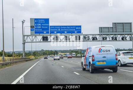 Londres, Royaume-Uni- 30 juin 2023 : M25 panneaux routiers et circulation. Banque D'Images