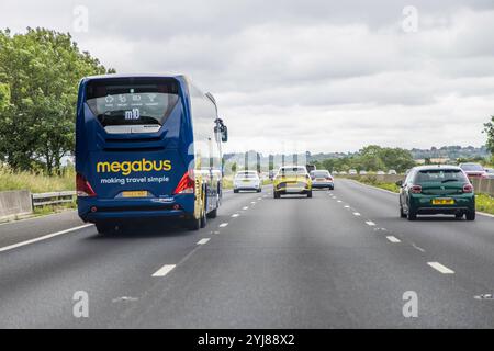 Londres, Royaume-Uni- 30 juin 2023 : bus Megabus m10 circulant sur le périphérique M4. Banque D'Images