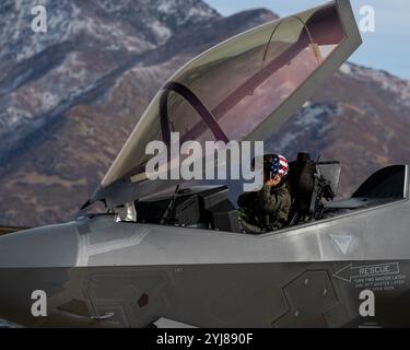 Hill AFB, Utah, États-Unis. 13 novembre 2024. Le Major Melanie 'Mach' Kluesner, pilote de l'équipe de démonstration F-35A, se prépare à rouler avant le décollage pour une démonstration d'entraînement à la Hill Air Force base. L'équipe présente les capacités aériennes uniques du chasseur de cinquième génération de l'Armée de l'Air au public du monde entier, et cette pratique garantit que leurs compétences restent nettes pendant les pauses de la saison. (Crédit image : © Nicholas Rupiper/U.S. Air Force/ZUMA Press Wire) À USAGE ÉDITORIAL EXCLUSIF ! Non destiné à UN USAGE commercial !/Alamy Live News Banque D'Images