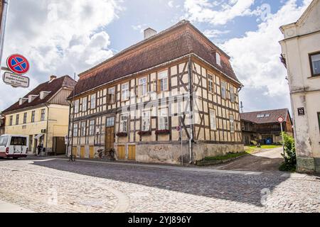 Kuldiga, Lettonie - 3 juillet 2023 : ancienne maison en bois de l'unesco à Kuldiga Kurzeme. Banque D'Images