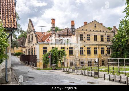 Kuldiga, Lettonie - 3 juillet 2023 : vieille maison avec toit enlevé prêt pour réparation et nouveau toit. Banque D'Images