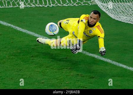 Rio de Janeiro, Brésil. 13 novembre 2024. Le gardien Everson de l'Atlético Mineiro, sauve le penalty pris par David Luiz de Flamengo, lors du match entre Flamengo et Atletico Mineiro, pour la Serie A 2024 brésilienne, au stade Maracana, à Rio de Janeiro, le 13 novembre 2024 photo : Satiro Sodré/DiaEsportivo/Alamy Live News Credit : DiaEsportivo/Alamy Live News Banque D'Images