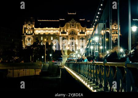 Architecture illuminée le long du Danube à Budapest la nuit Banque D'Images