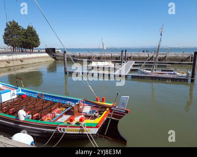 Lisbonne, Portugal - bateau typique coloré dans le quai de la marine de Lisbonne par une journée ensoleillée Banque D'Images