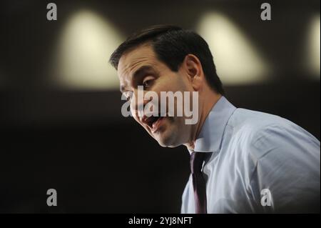 DAVENPORT, IA - 31 JANVIER : le candidat républicain à la présidence, Ted Cruz, a parlé lors d'une campagne au Rogalski Center de l'Université St. Ambrose le 31 janvier 2016 à Davenport, Iowa. Cruz fait campagne dans l'ensemble de l'État à la veille des caucuses de l'Iowa. Les gens: Marco Rubio Banque D'Images