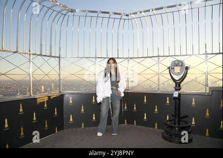 New York, États-Unis. 13 novembre 2024. Chanteuse JADE pose lors de sa visite à l'Empire State Building pour célébrer la sortie de nouvelles musiques, New York, NY, le 13 novembre 2024. (Photo par Anthony Behar/Sipa USA) crédit : Sipa USA/Alamy Live News Banque D'Images