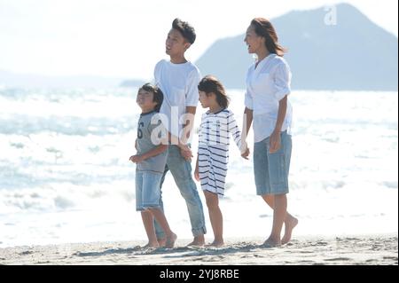 Famille au bord de la mer Banque D'Images