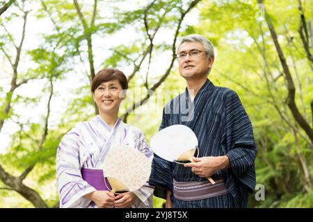 Couple d'âge moyen en yukata Banque D'Images