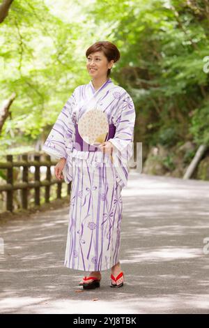 Vert frais et un couple d'âge moyen en yukata Banque D'Images