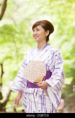 Vert frais et un couple d'âge moyen en yukata Banque D'Images