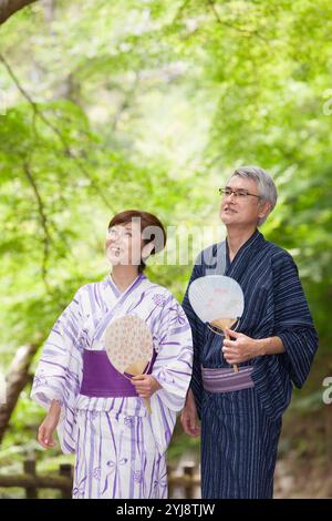 Vert frais et un couple d'âge moyen en yukata Banque D'Images