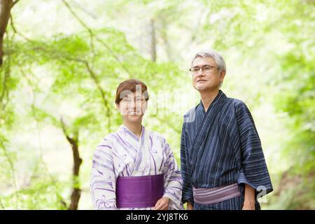 Vert frais et un couple d'âge moyen en yukata Banque D'Images