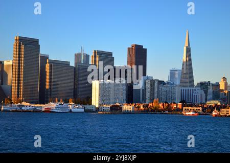 La ligne d'horizon du quartier financier de San Francisco avec la Transamerica Pyramid s'élève le long de la baie comme vu d'un ferry Banque D'Images