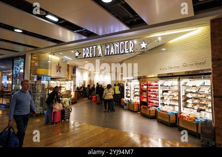 12 novembre 2024. Tôt le matin, les voyageurs font la queue dans un restaurant pret a manger à l'intérieur du terminal 3 de Londres Heathrow. Banque D'Images