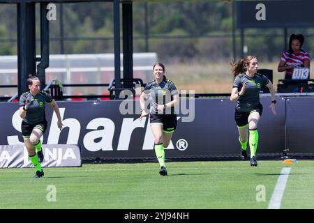 Les arbitres du match s'échauffent avant le match de A-League Women RD2 entre les Wanderers et Adélaïde au Wanderers Football Park le 10 novembre 2024 à Sydne Banque D'Images