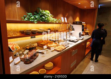 12 novembre 2024. Londres, Royaume-Uni. Buffet petit-déjeuner au salon Singapore Airlines du terminal 3 de Londres Heathrow. Banque D'Images