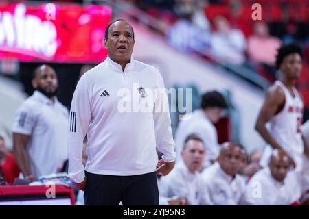 Raleigh, Caroline du Nord, États-Unis. 13 novembre 2024. L'entraîneur-chef des Wolfpack de Caroline du Nord Kevin Keatts lors de la première mi-temps contre les Chanticleers de Caroline du Nord lors du match de basket-ball de la NCAA au PNC Arena de Raleigh, Caroline du Nord. (Scott Kinser/CSM). Crédit : csm/Alamy Live News Banque D'Images