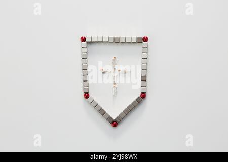 Symbole d'hôpital fait de cubes magnétiques et de miniatures Banque D'Images