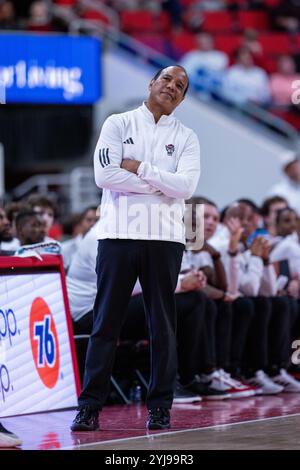 Raleigh, Caroline du Nord, États-Unis. 13 novembre 2024. L'entraîneur-chef des Wolfpack de Caroline du Nord Kevin Keatts lors de la deuxième mi-temps contre les Chanticleers de Caroline du Nord lors du match de basket-ball de la NCAA au PNC Arena de Raleigh, Caroline du Nord. (Scott Kinser/CSM). Crédit : csm/Alamy Live News Banque D'Images