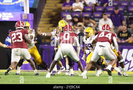 Baton Rouge, États-Unis. 09 novembre 2024. La défense de l'Alabama Crimson Tide s'engage dans l'attaque lors d'un match de football de la Southeastern Conference au Tiger Stadium le samedi 9 novembre 2024 à Baton Rouge, en Louisiane. (Photo de Peter G. Forest/Sipa USA) crédit : Sipa USA/Alamy Live News Banque D'Images