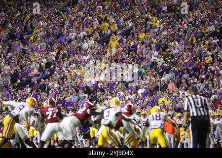 Baton Rouge, États-Unis. 09 novembre 2024. Les fans des Tigers de la LSU encouragent leur équipe lors d'un match de football de la Southeastern Conference au Tiger Stadium le samedi 9 novembre 2024 à Baton Rouge, en Louisiane. (Photo de Peter G. Forest/Sipa USA) crédit : Sipa USA/Alamy Live News Banque D'Images