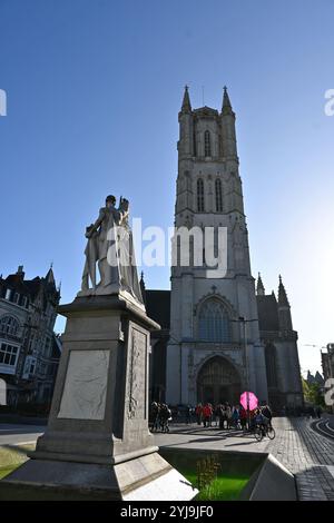 Jan Frans Willems Monument devant la cathédrale Saint-Bavon (Sint Baafskathedraal) – Gand, Belgique – 22 octobre 2024 Banque D'Images